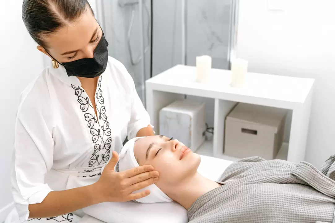 Profesionalna masaža potiče pomlađivanje kože lica bez injekcija